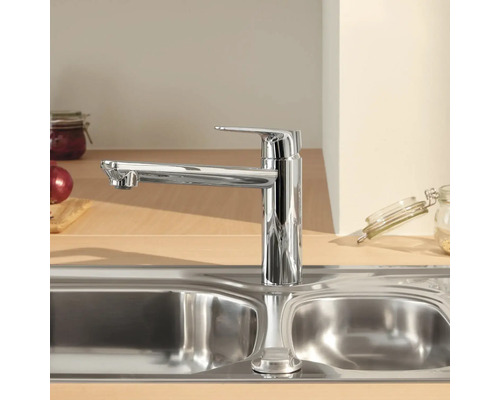 Küchenarmatur aus Metall auf einer Spüle