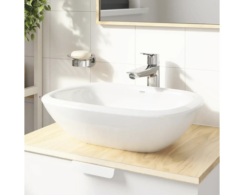 Waschbecken mit Armatur, Seifenschale und Spiegel im Badezimmer