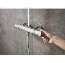 Thermostatbatterie mit Hand, montiert an gefliester Wand