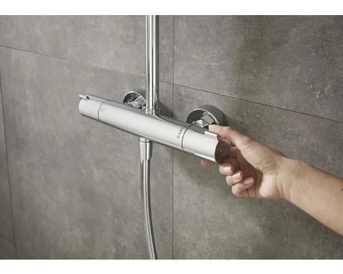 Robinet thermostatique avec main, monté sur un mur carrelé