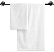 Deux serviettes blanches suspendues à un porte-serviettes.