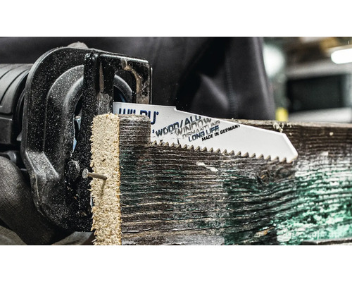 Scie sabre coupant du bois avec une scie à métaux