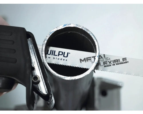 Metallsägeblatt beim Sägen eines Metallrohrs.