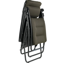 Zusammengeklappter Relaxsessel mit Textilbezug und Metallgestell