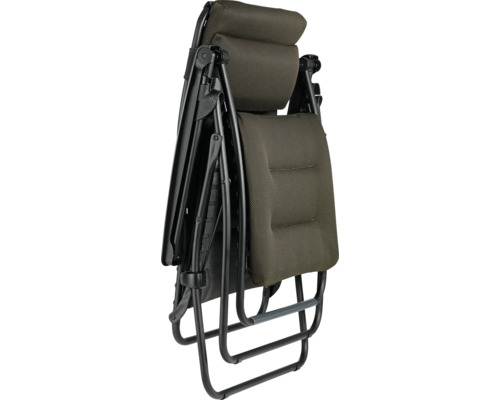 Zusammengeklappter Relaxsessel mit Textilbezug und Metallgestell