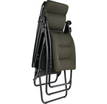 Zusammengeklappter Relaxsessel mit Textilbezug und Metallrahmen