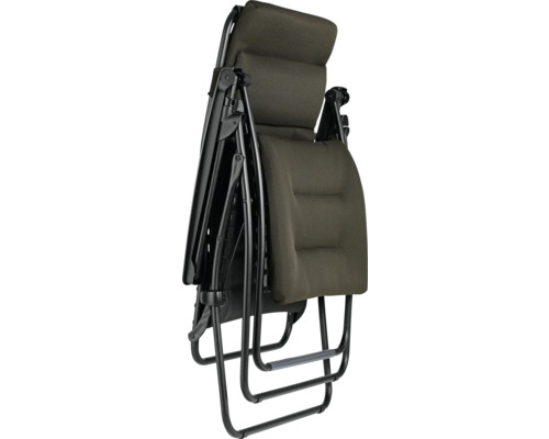 Zusammengeklappter Relaxsessel mit Textilbezug und Metallrahmen