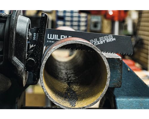 Säbelsägeblatt schneidet Metallrohr