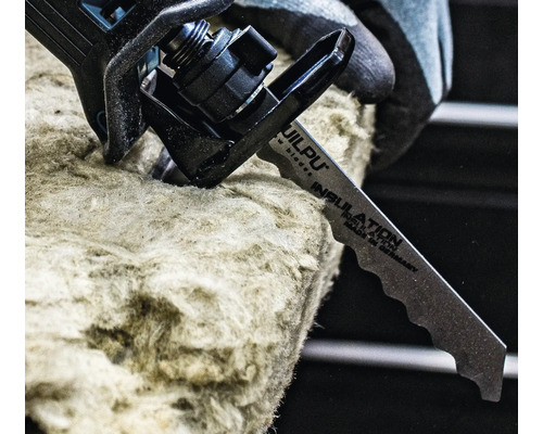 Scie sabre coupant un matériau isolant