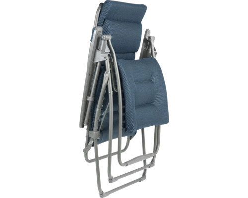 Zusammengeklappter Relaxsessel mit Textilbezug und Metallgestell.