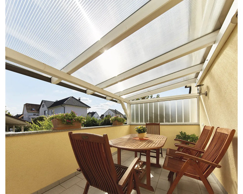 Terrasse mit Überdachung, Tisch und Stühlen