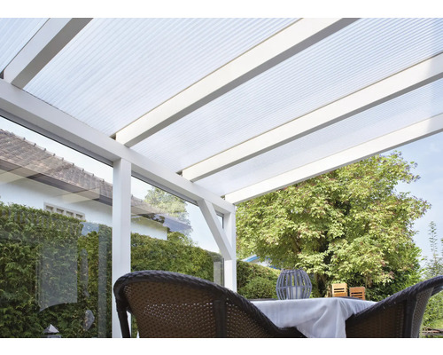 Terrasse mit Überdachung aus transparentem Kunststoff und weißem Rahmen.