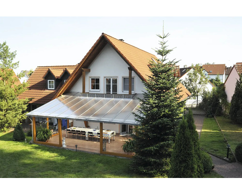 Haus mit Terrassenüberdachung und Garten