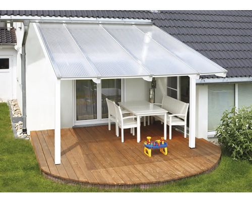 Terrasse mit Überdachung, Tisch und Sitzbank auf Holzdeck