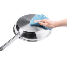 Reinigung einer Edelstahlpfanne mit einem Tuch