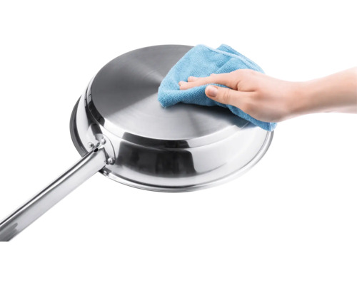 Reinigung einer Edelstahlpfanne mit einem Tuch