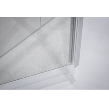 Detail einer Duschkabine mit Glaswand und Profil