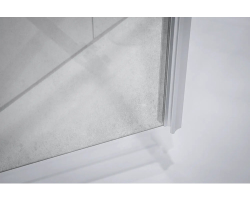 Detail einer Duschkabine mit Glaswand und Profil