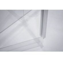 Detailansicht einer Duschkabine mit Glaswand und Rahmen