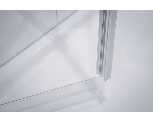 Detailansicht einer Duschkabine mit Glaswand und Rahmen