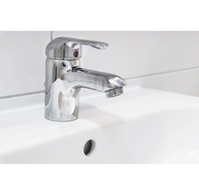 Waschtischarmatur aus Metall auf einem Waschbecken