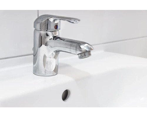 Waschtischarmatur aus Metall auf einem Waschbecken