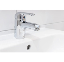 Einhebelmischer auf einem weißen Waschbecken