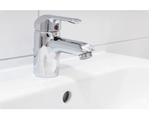 Einhebelmischer auf einem weißen Waschbecken