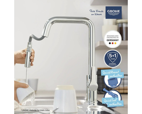 Küchenarmatur mit ausziehbarer Spülbrause im Einsatz. Grohe Logo. Hinweis auf Hergestellt in Deutschland. Fünf plus ein Jahr erweiterte Garantie. QuickMount und QuickTool enthalten.