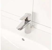 Waschtischarmatur aus Metall mit Grohe Logo auf einem weißen Waschbecken