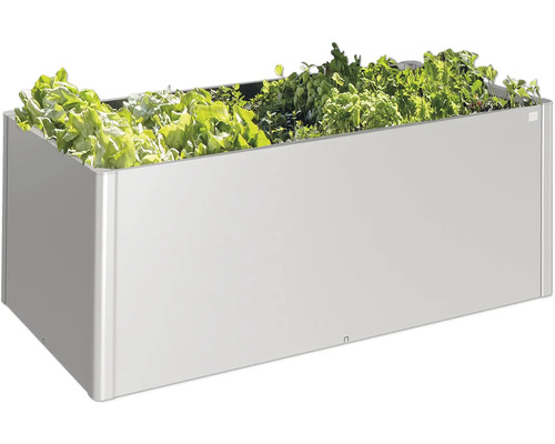 Jardinière surélevée en métal plantée de salade et d''herbes aromatiques