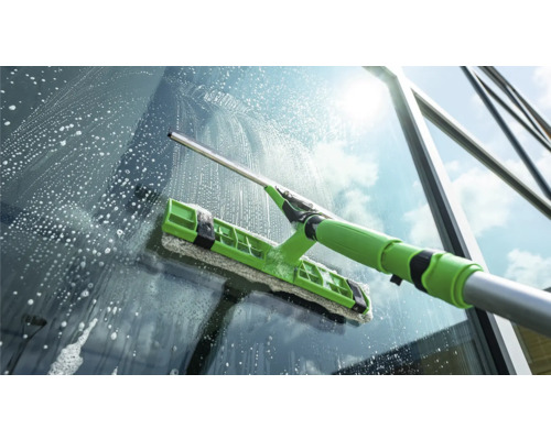 Fensterputzer in Aktion auf einer Glasoberfläche