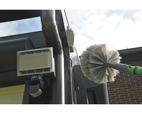 Aussenbereich mit LED-Strahler und Spinnenwebenentferner