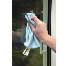 Personne nettoie une fenêtre avec un chiffon en microfibres de la marque Unger
