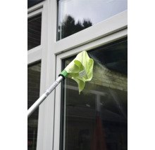 Nettoyeur de vitres avec manche télescopique et chiffon de nettoyage nettoyant une fenêtre