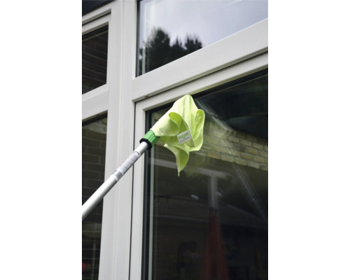 Fensterreiniger mit Teleskopstiel und Reinigungstuch bei der Fensterreinigung