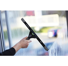 Nettoyage des vitres avec raclette