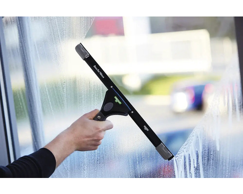 Fensterreinigung mit Fensterabzieher