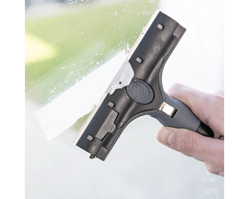 Fensterreiniger im Einsatz auf Glasoberfläche