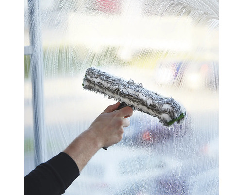 Fensterreinigung mit Fensterwischer