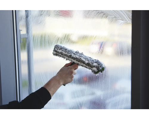 Fensterreinigung mit Fensterwischer