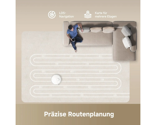 Staubsaugerroboter mit präziser Routenplanung im Einsatz auf einem Teppich, eine Person sitzt auf einem Sofa und bedient den Roboter mit einem Tablet