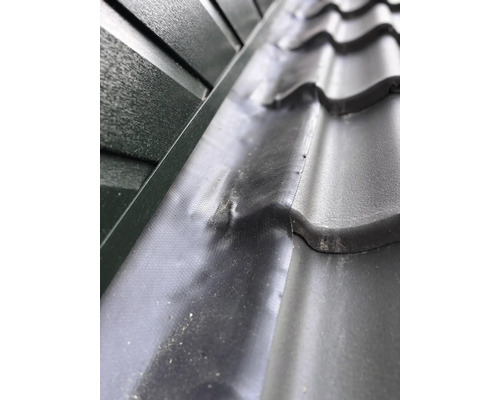 Gros plan de tuiles noires sur un toit