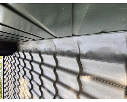 Vue détaillée d''une construction de toit avec des tuiles et un film de toiture