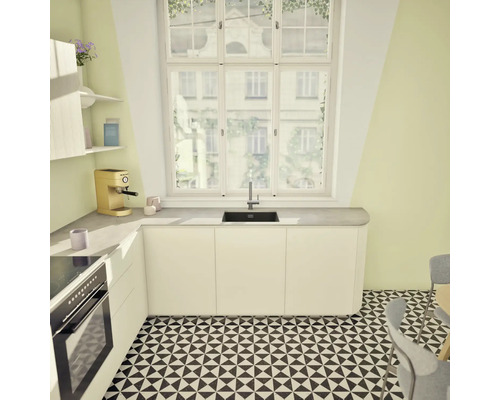 Helle Küche mit Spüle, Armatur und Elektrogeräten unter einem Fenster