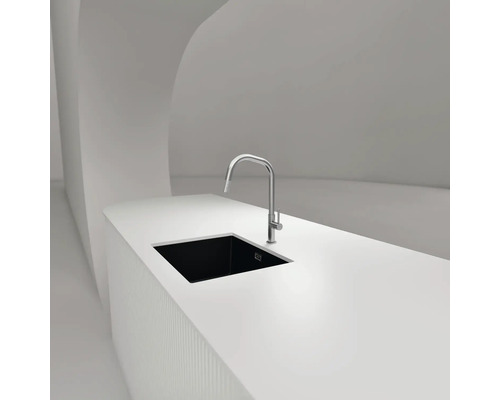 Küchenspüle mit Wasserhahn auf einer Küchentheke