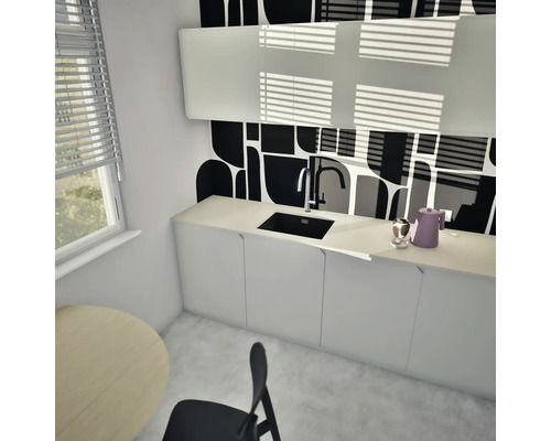 Küchenansicht mit Spüle, Armatur und Schränken unter einem Fenster