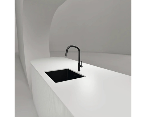 Waschtisch mit schwarzem Spülbecken und Armatur