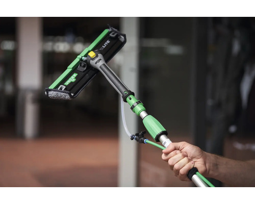 Lave vitre avec manche télescopique pour le nettoyage des vitres