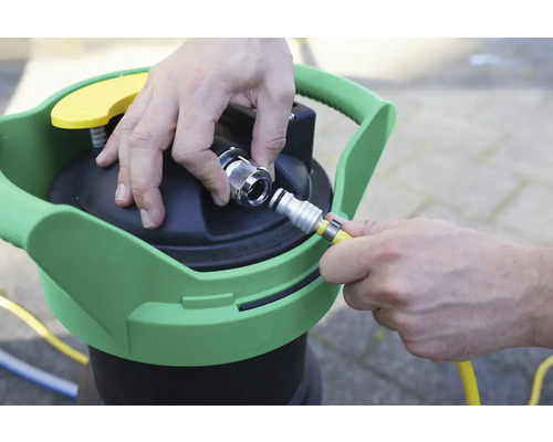 Un appareil de jardin est connecté à un tuyau d''arrosage